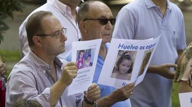 El padre de Marta, con un cartel de los niños desaparecidos | EFE