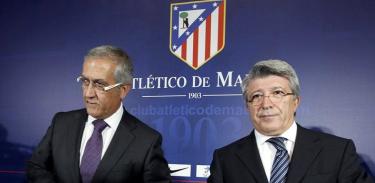Gregorio Manzano (i), junto a Enrique Cerezo en el acto de su presentacin como entrenador del Atltico de Madrid. | EFE