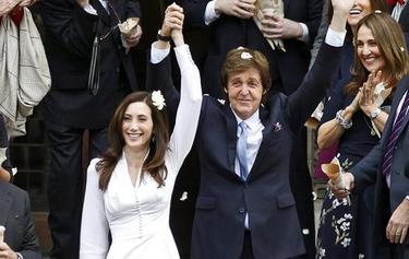 McCartney y Shevell saludaron a la salida de la ceremonia | Efe