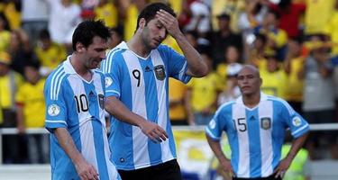 Messi e Higuan, durante el partido de Argentina en Colombia. | EFE