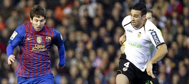 Messi lucha por un baln con Rami. | EFE