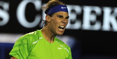 Rafa Nadal celebra un punto ante Roger Federer. | EFE