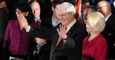 El precandidato republicano a la presidencia de EEUU, Newt Gingrich, saluda a sus seguidores | EFE