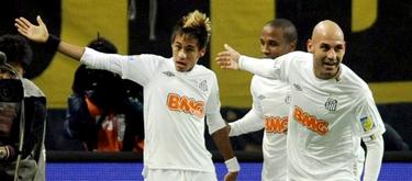 Neymar (i) celebra su gol al Kashiwa Reysol. | EFE