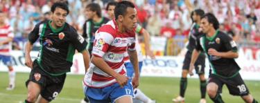 Orellana controla un baln ante el Elche. | EFE