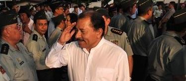 Daniel Ortega saluda a altos jefes militares en un acto. | EFE