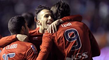 Los jugadores del Osasuna celebran uno de los goles ante el Barcelona. | EFE
