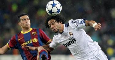 Pedro disputa un baln con Marcelo. | EFE