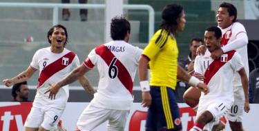Los jugadores de la seleccin peruana celebran el gol de Carlos Lobatn. | EFE