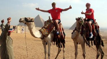 Jugadores del Atltico de Madrid posan sobre unos camellos. | EFE