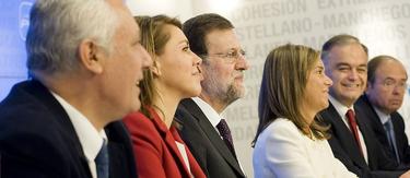 Rajoy, en el centro, rodeado de altos cargos | Tarek
