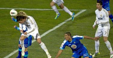 Ramos, en el momento de impactar el remate que vali el triunfo. | EFE
