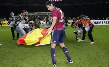 Ral celebr con la bandera de Espaa su triunfo en la Copa de Alemania. | Cordon Press