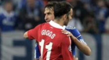 Ral y Giggs se abrazan al finalizar el encuentro. | EFE