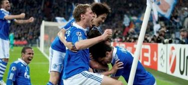 Los jugadores del Schalke abrazan su dolo Ral. | EFE
