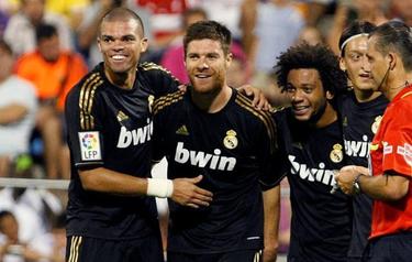 Los jugadores del Madrid celebran un tanto en Zaragoza. | EFE