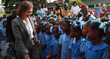 La Reina  saluda a un grupo de alumnas en una escuela en Leogane | Efe