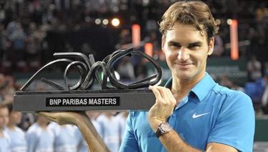 Federer, con el trofeo que le acredita como campen. | EFE