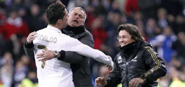 Cristiano se abraza con Mourinho. | EFE