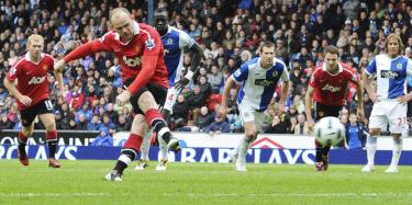 Rooney, desde el punto de penalty, anot el gol del empate que da el campeonato al United. | Cordon Press.