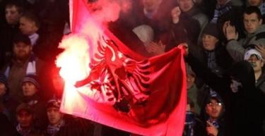 Aficionados del Zenit quemando una bandera albanesa.