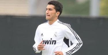 Nuri Sahin haciendo carrera continua con la camiseta del Real Madrid. | EFE