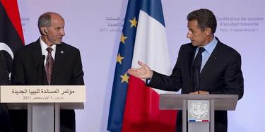 El presidente del Consejo Nacional de Transición libio, Mustafá Abdelyalil (i), y el presidente francés, Nicolas Sarkozy. | EFE