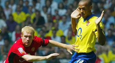 Paul Scholes (i) y Thierry Henry volvern a jugar en la Premier. | Archivo
