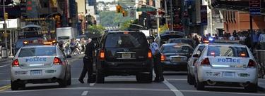 Dos policas registran un coche en Time Square | EFE