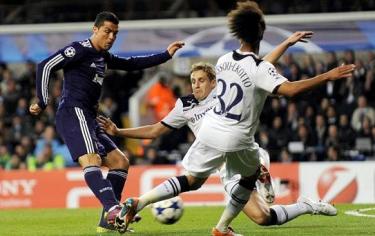 Cristiano dispara a puerta ante Assou-Ekotto. | EFE