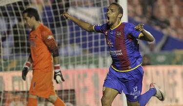 Valdo celebra el gol marcado ante la Real Sociedad. | EFE