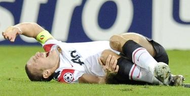 Nemanja Vidic se lesiona durante el partido en Basilea. | EFE