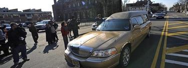El coche fnebre con el cuerpo de la cantante estadounidense Whitney Houston. | Efe