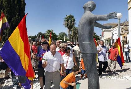 Acto ante la estatua de Blas Infante. | EFE