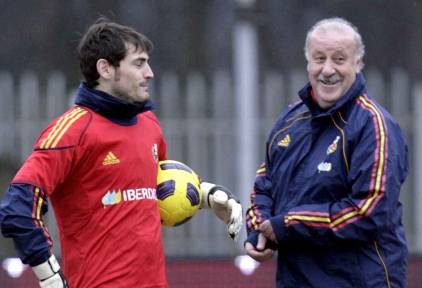 Iker Casillas, junto a Vicente del Bosque. | Archivo