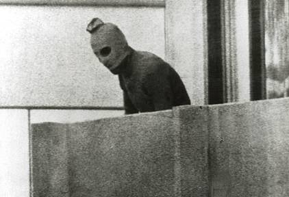 Uno de los terroristas durante el secuestro. | Archivo