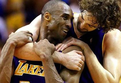 Pau Gasol abraza a Kobe Bryant. |  Archivo