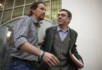 El vicepresidente del Gobierno, Pablo Iglesias y el cofundador de Podemos, Juan Carlos Monedero | EFE