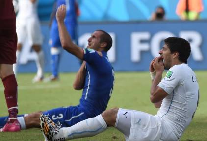 Momento del famoso mordisco de Luis Suárez a Chiellini en el Mundial de Brasil 2014. | Archivo