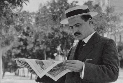 Ortega y Gasset leyendo el inicio de la guerra. |  Residencia de Estudiantes