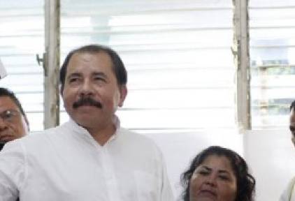 Daniel Ortega, en el momento de emitir su voto. | EFE