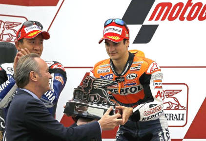 Dani Pedrosa recibe el trofeo de manos de Alberto Fabra. | EFE