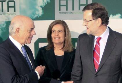 Mariano Rajoy, junto a la ministra de Empleo, Fátima Báñez, y el presidente del BBVA, Francisco González.