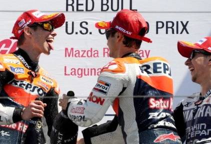 Casey Stoner (i), en el podio junto a Dani Pedrosa (c) y Jorge Lorenzo. | EFE