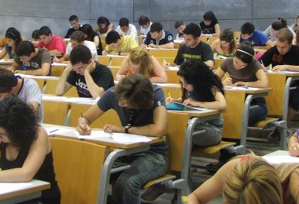 Alumnos examinándose en Selectividad. | Archivo