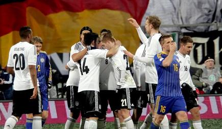 Marco Reus (c) es felicitado por uno de sus dos goles a Kazajistán. | Cordon Press