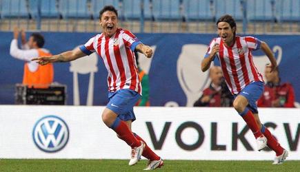 Cebolla Rodríguez (d) celebra su gol al Viktoria Plzen. | EFE