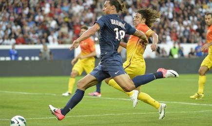 Ibrahimovic, flamante fichaje del PSG, disputa un balón con Puyol, recuperado. | EFE