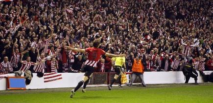 Fernando Llorente celebra el primer gol ante su afición. | EFE