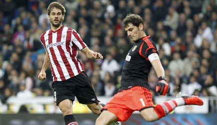 Fernando Llorente, ante Iker Casillas en el duelo del pasado sábado en el Bernabéu. | EFE